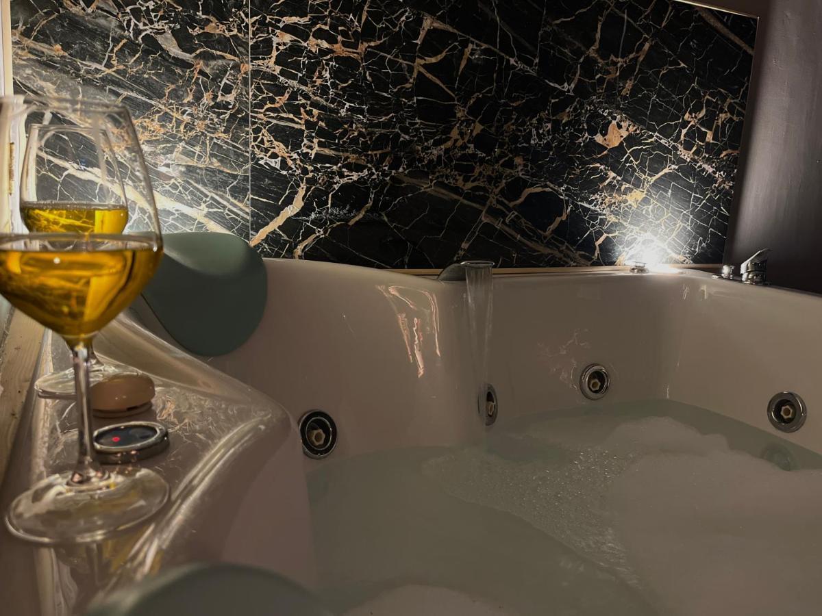 Wineexperience- Wine&Jacuzzi Suite Lecce Eksteriør billede