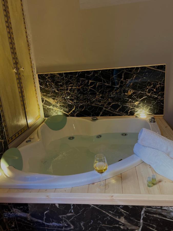 Wineexperience- Wine&Jacuzzi Suite Lecce Eksteriør billede